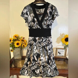 Dress barn women’s size 8 short sleeve V-neck floral dress